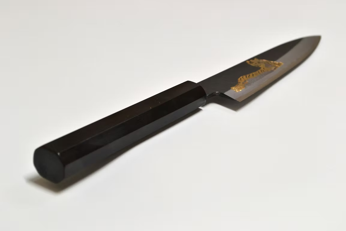 堺 孝行 窪田金属飾刻 餓虎 白ニ鋼 黒仕上げ ペティーナイフ 150mm 黒檀　(口輪：黒水牛銀輪)柄