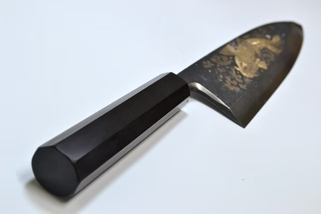 堺 孝行 窪田金属飾刻 俎上の鯉 白ニ鋼 黒仕上げ 出刃包丁 240mm 黒檀　(口輪：黒水牛銀輪)柄