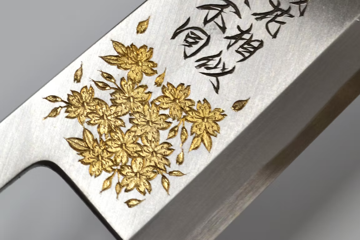 堺 孝行 窪田金属飾刻 年々歳々 白鋼 霞研 出刃包丁 300mm 朴 (口輪：水牛)柄