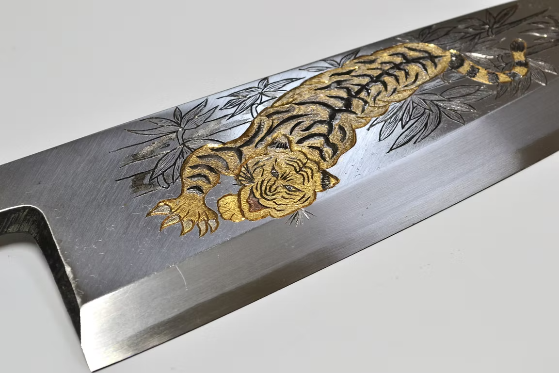 堺 孝行 窪田金属飾刻 虎視眈眈 白鋼 霞研 出刃包丁 240mm 朴 (口輪：水牛)柄