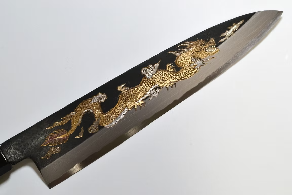 堺 孝行 窪田金属飾刻 雲龍 白ニ鋼 黒仕上げ 牛刀包丁 240mm 黒檀　(口輪：黒水牛銀輪)柄