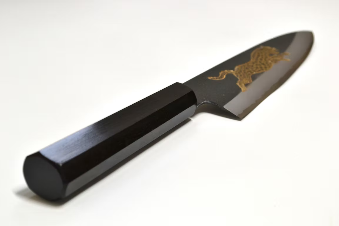 堺 孝行 窪田金属飾刻 猟豹 白ニ鋼 黒仕上げ 牛刀包丁 210mm 黒檀　(口輪：黒水牛銀輪)柄