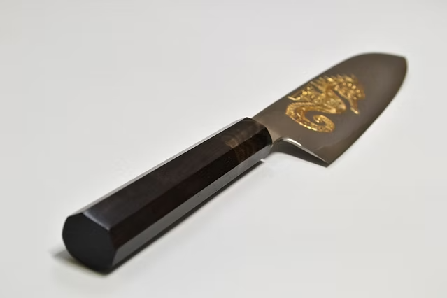 堺 孝行 窪田金彫刻 タツノオトシゴ 銀三鋼 三徳包丁 180mm 黒檀　(口輪：黒水牛銀輪)柄