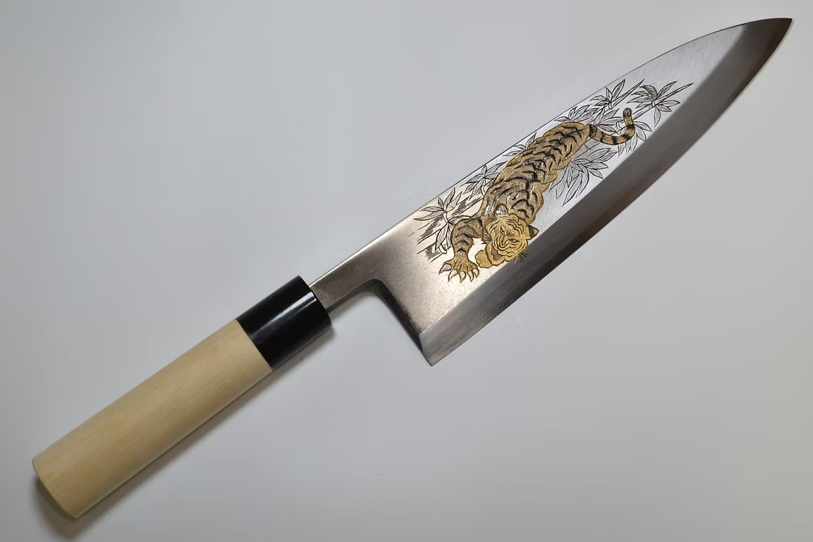 堺 孝行 窪田金属飾刻 虎視眈眈 白鋼 霞研 出刃包丁 240mm 朴 (口輪：水牛)柄