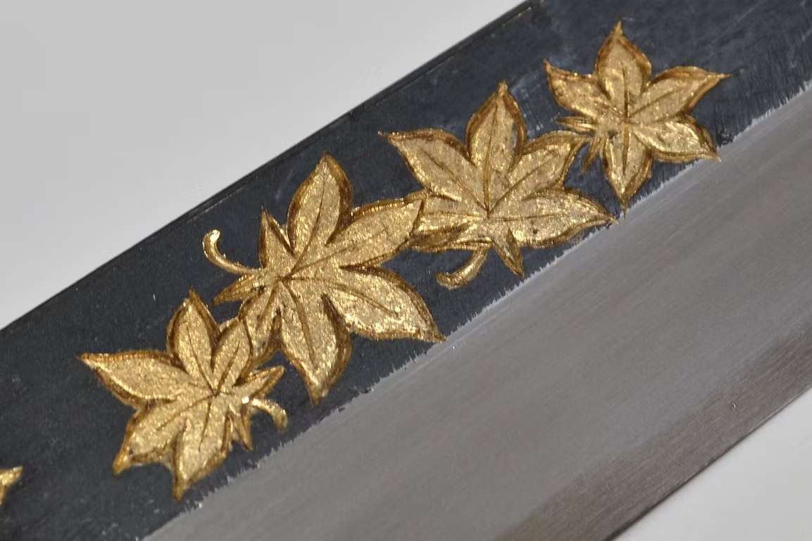 堺 孝行 窪田金彫刻 紅葉 白ニ鋼 黒仕上げ 柳刃包丁 270mm 黒檀　(口輪：黒水牛銀輪)柄