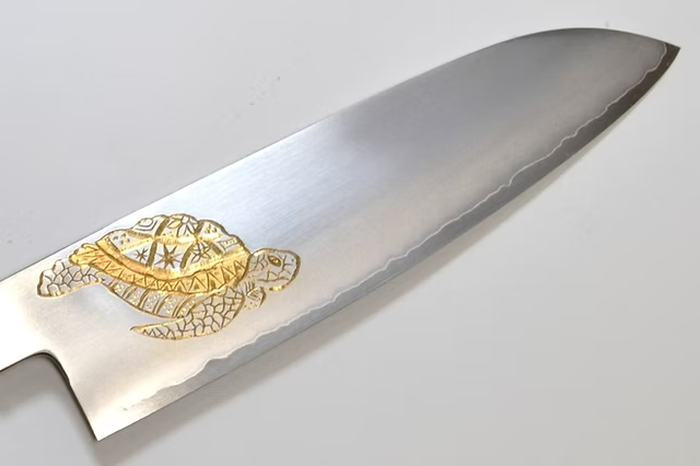 堺 孝行 窪田金彫刻 ウミガメ 銀三鋼 三徳包丁 180mm 黒檀　(口輪：黒水牛銀輪)柄