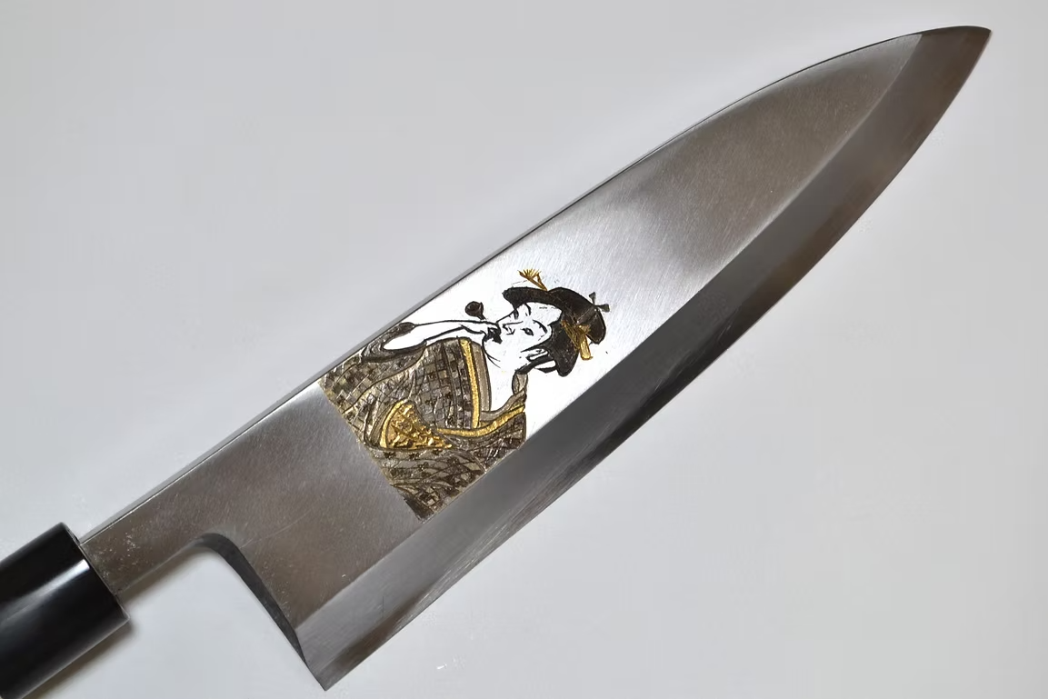 堺 孝行 窪田金属飾刻 浮世絵　女 白鋼 霞研 出刃包丁 210mm 朴 (口輪：水牛)柄