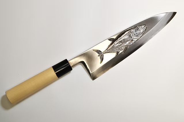堺 孝行 窪田金属飾刻 大鮪 白鋼 霞研 出刃包丁 240mm 朴 (口輪：水牛)柄