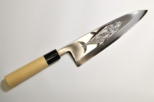 堺 孝行 窪田金属飾刻 大鮪 白鋼 霞研 出刃包丁 240mm 朴 (口輪：水牛)柄 - 清助刃物