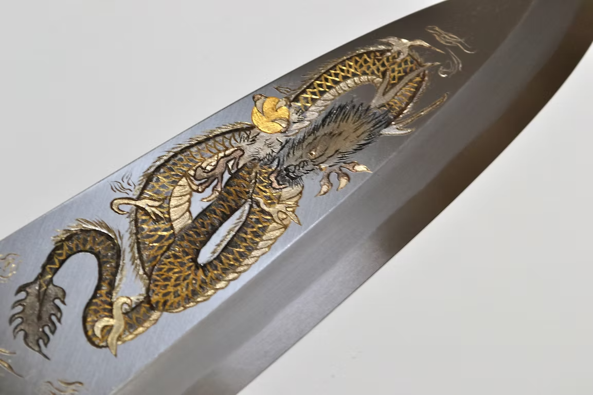 堺 孝行 窪田金属飾刻 一登竜門 白鋼 霞研 出刃包丁 240mm 朴 (口輪：水牛)柄