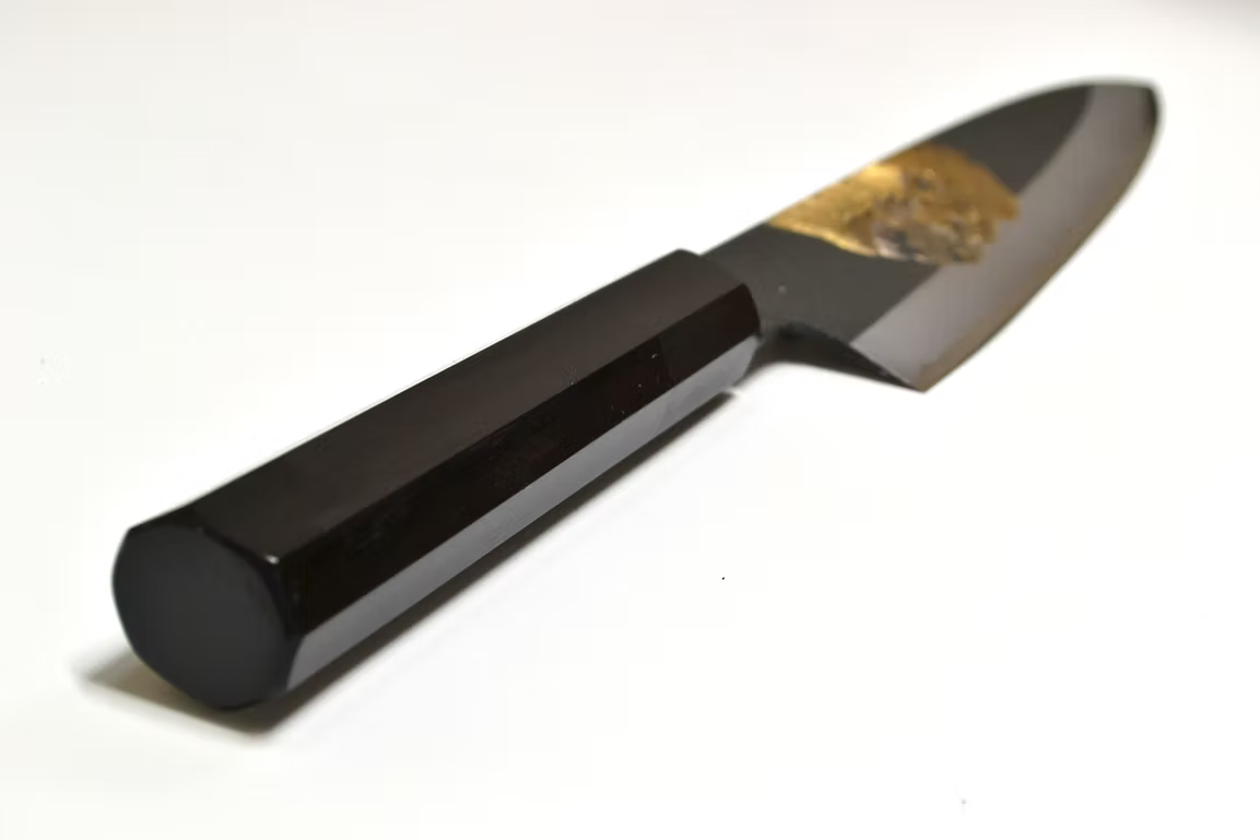 堺 孝行 窪田金属飾刻 獅子吼 白ニ鋼 黒仕上げ 牛刀包丁 210mm 黒檀　(口輪：黒水牛銀輪)柄
