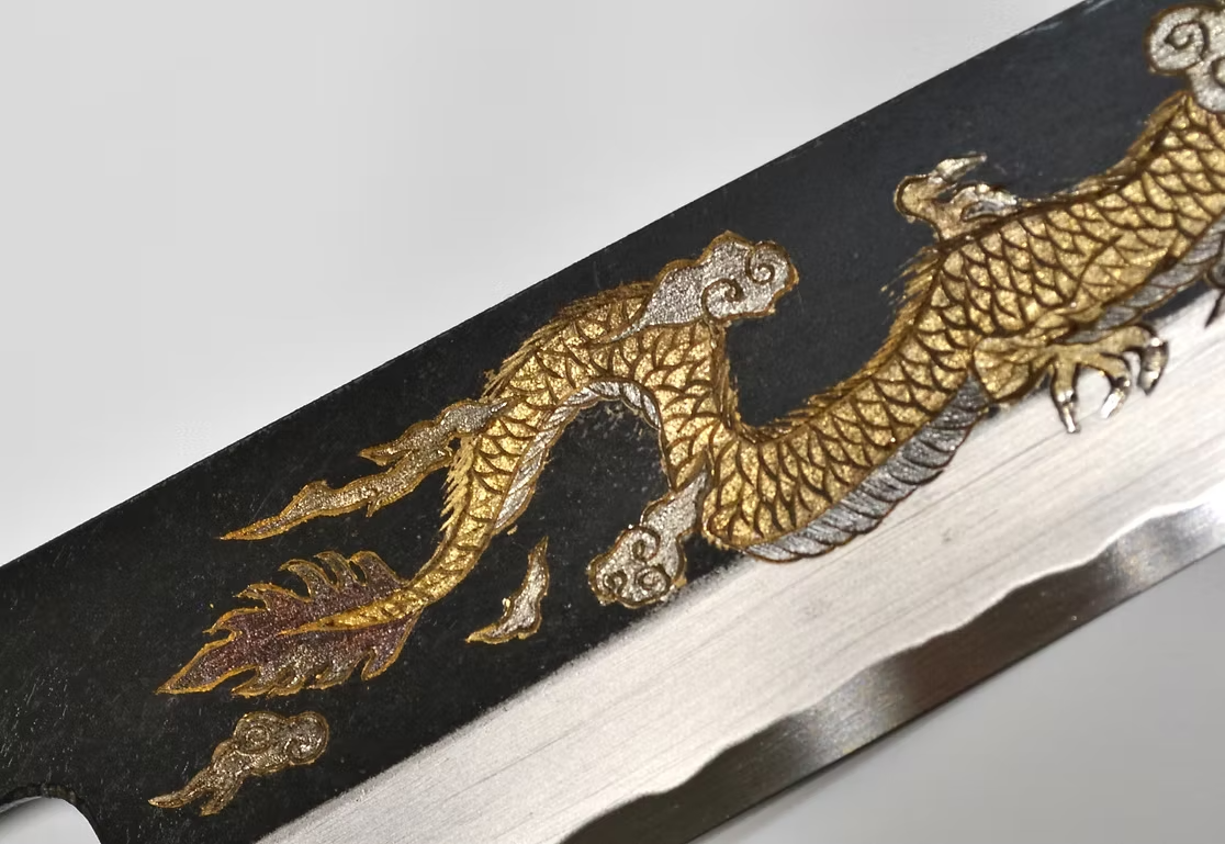 堺 孝行 窪田金属飾刻 雲龍 白ニ鋼 黒仕上げ 牛刀包丁 240mm 黒檀　(口輪：黒水牛銀輪)柄