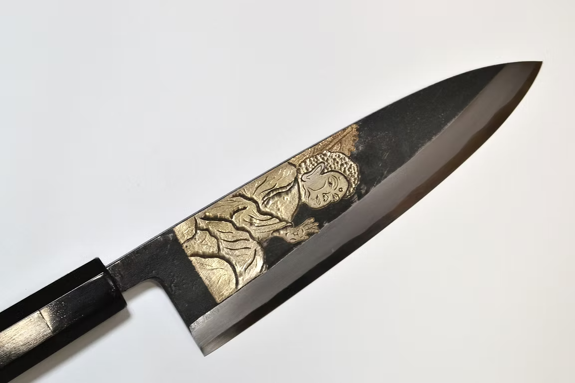 堺 孝行 窪田金属飾刻 大仏 白ニ鋼 黒仕上げ 出刃包丁 210mm 黒檀　(口輪：黒水牛銀輪)柄