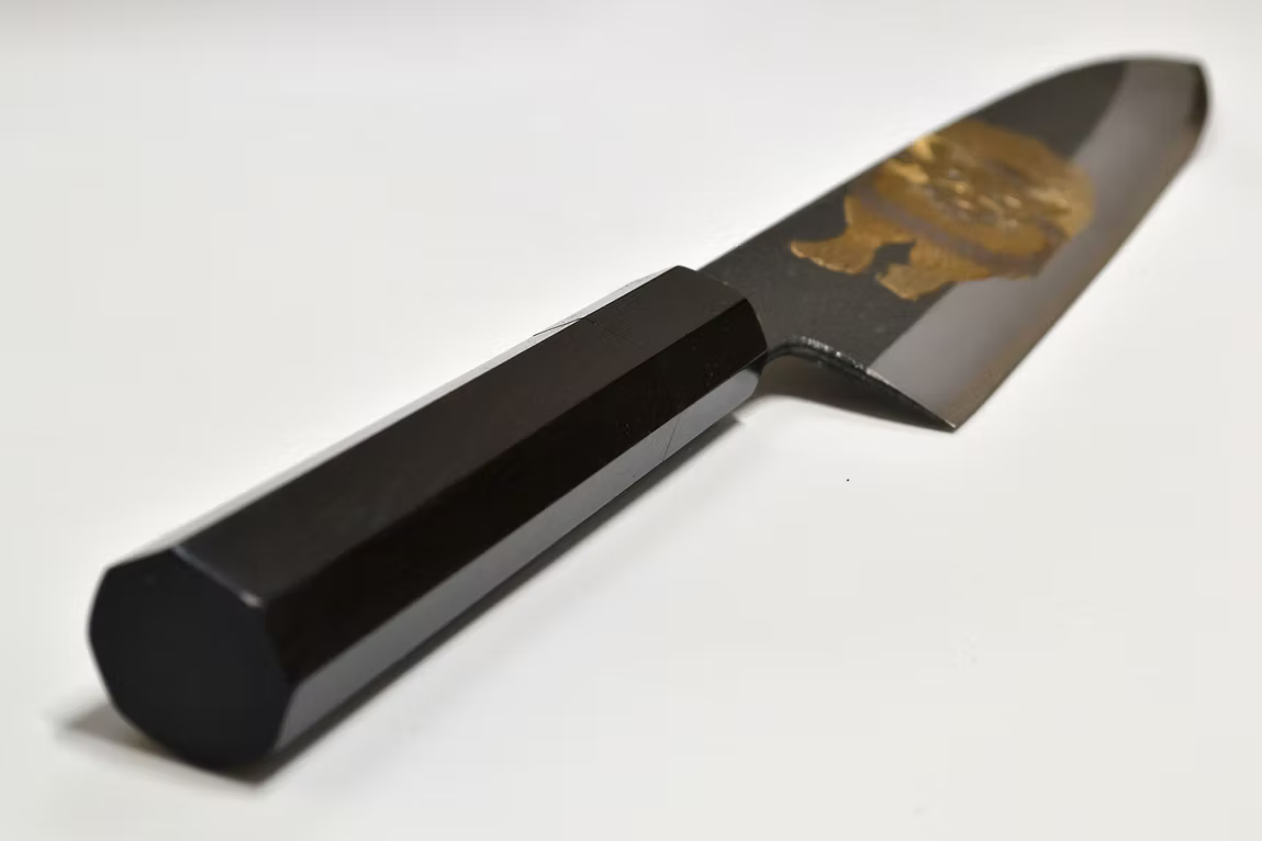堺 孝行 窪田金属飾刻 百獣の王 白ニ鋼 黒仕上げ 牛刀包丁 240mm 黒檀　(口輪：黒水牛銀輪)柄