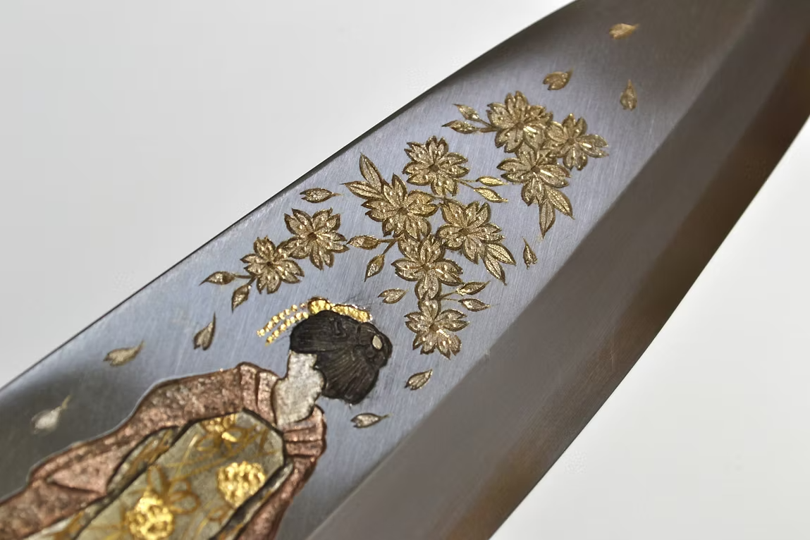 堺 孝行 窪田金属飾刻 舞妓と桜 白鋼 霞研 出刃包丁 240mm 朴 (口輪：水牛)柄