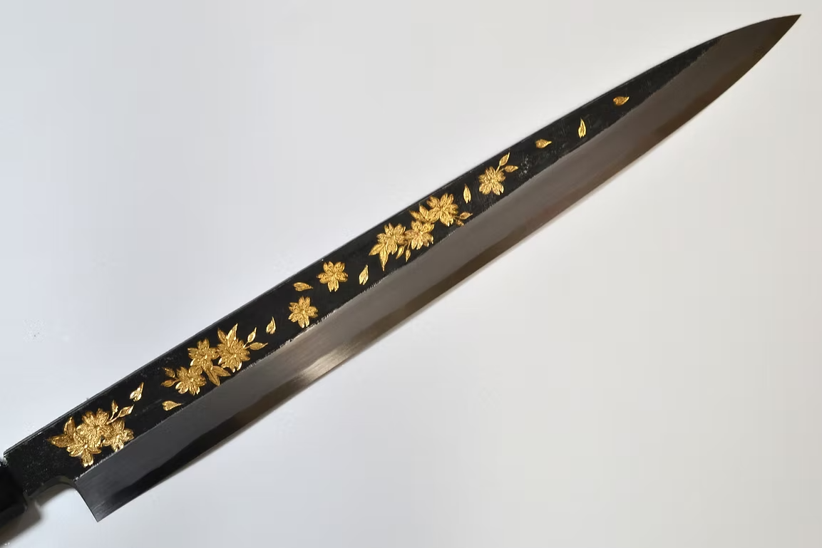 堺 孝行 窪田金彫刻 夜桜 白ニ鋼 黒仕上げ 柳刃包丁 270mm 黒檀　(口輪：黒水牛銀輪)柄