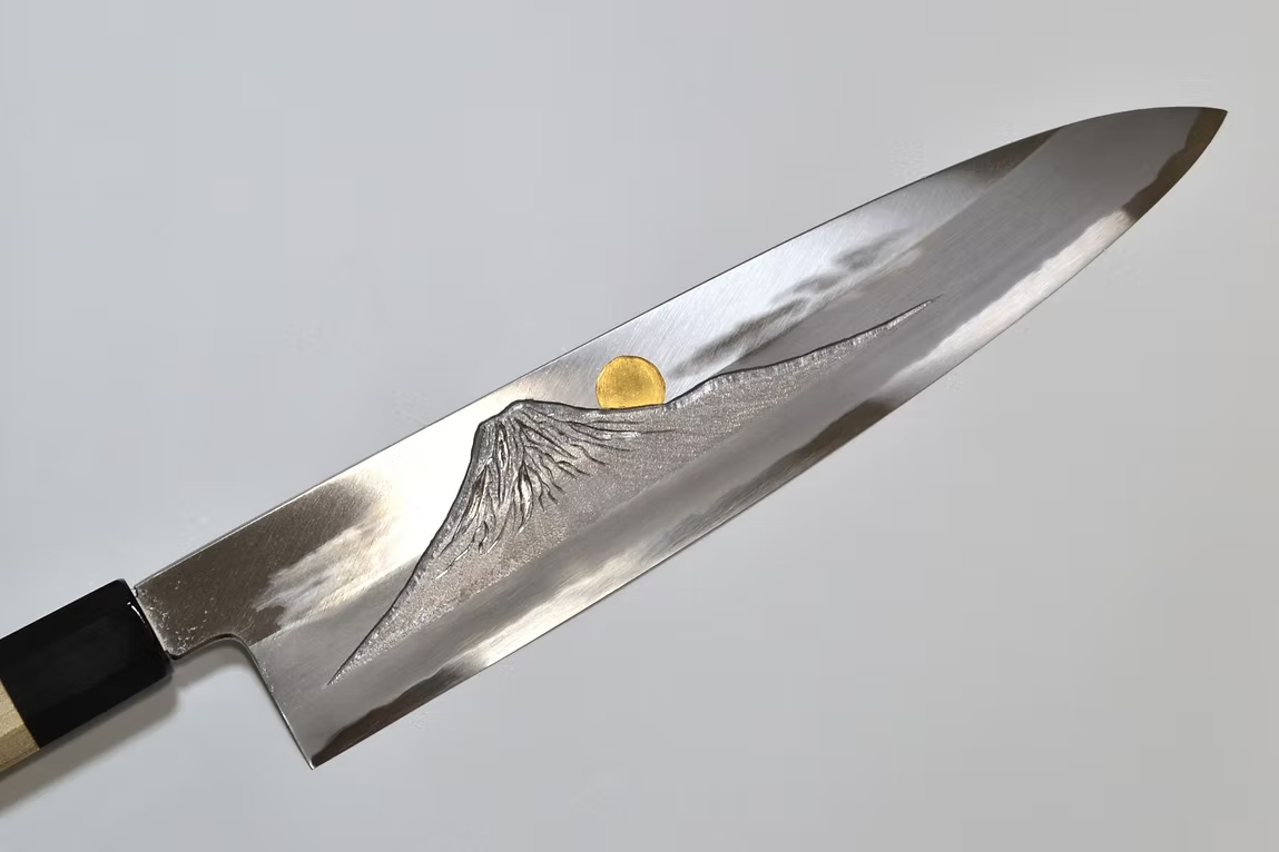 堺 孝行 窪田金彫刻 富士と夕焼 青ニ鋼 牛刀包丁 240mm 朴 (口輪：水牛)柄