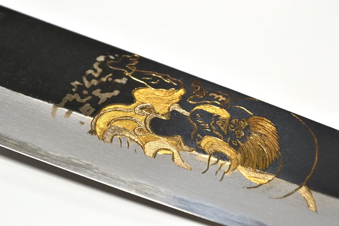 堺 孝行 窪田金彫刻 風神 白ニ鋼 黒仕上げ 三徳包丁 180mm 黒檀　(口輪：黒水牛銀輪)柄