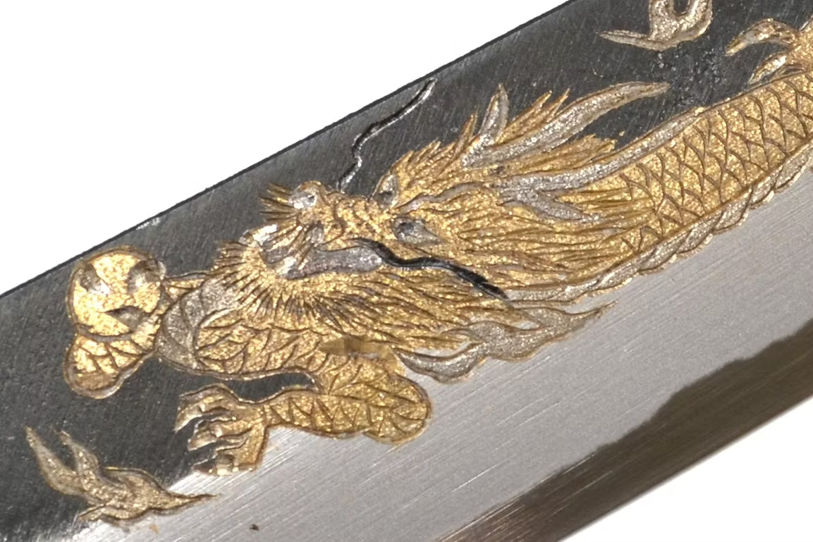 堺 孝行 窪田金属飾刻 金龍 白ニ鋼 黒仕上げ 筋引包丁 240mm 黒檀　(口輪：黒水牛銀輪)柄