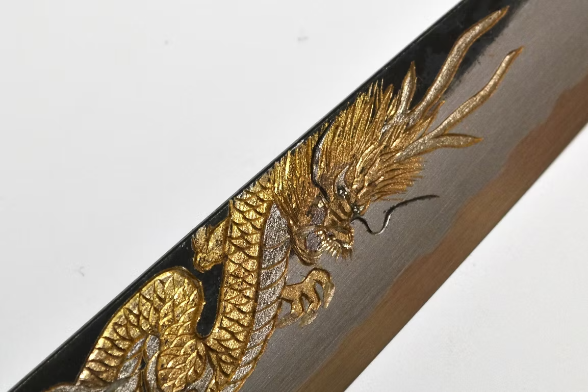 堺 孝行 窪田金属飾刻 天龍 白ニ鋼 黒仕上げ 筋引包丁 240mm 黒檀　(口輪：黒水牛銀輪)柄
