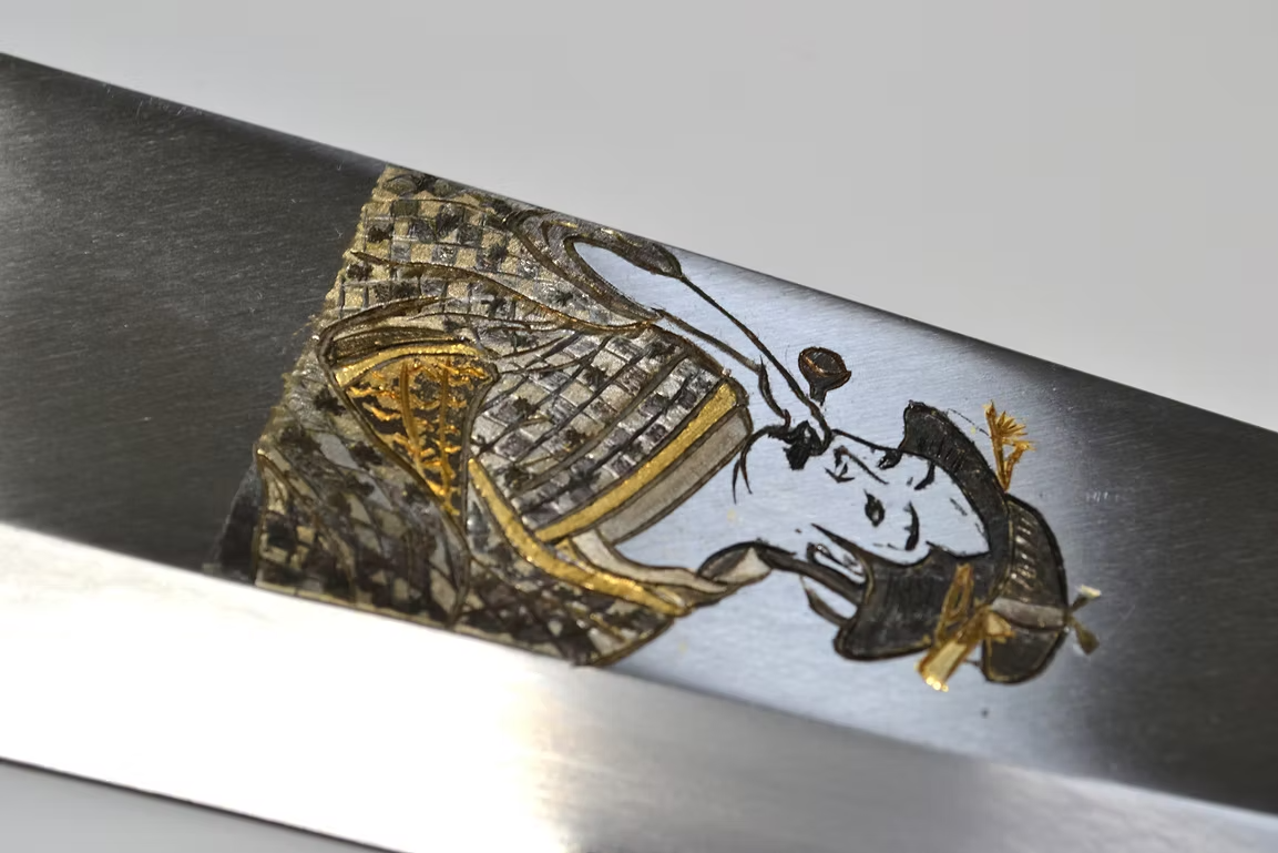 堺 孝行 窪田金属飾刻 浮世絵　女 白鋼 霞研 出刃包丁 210mm 朴 (口輪：水牛)柄
