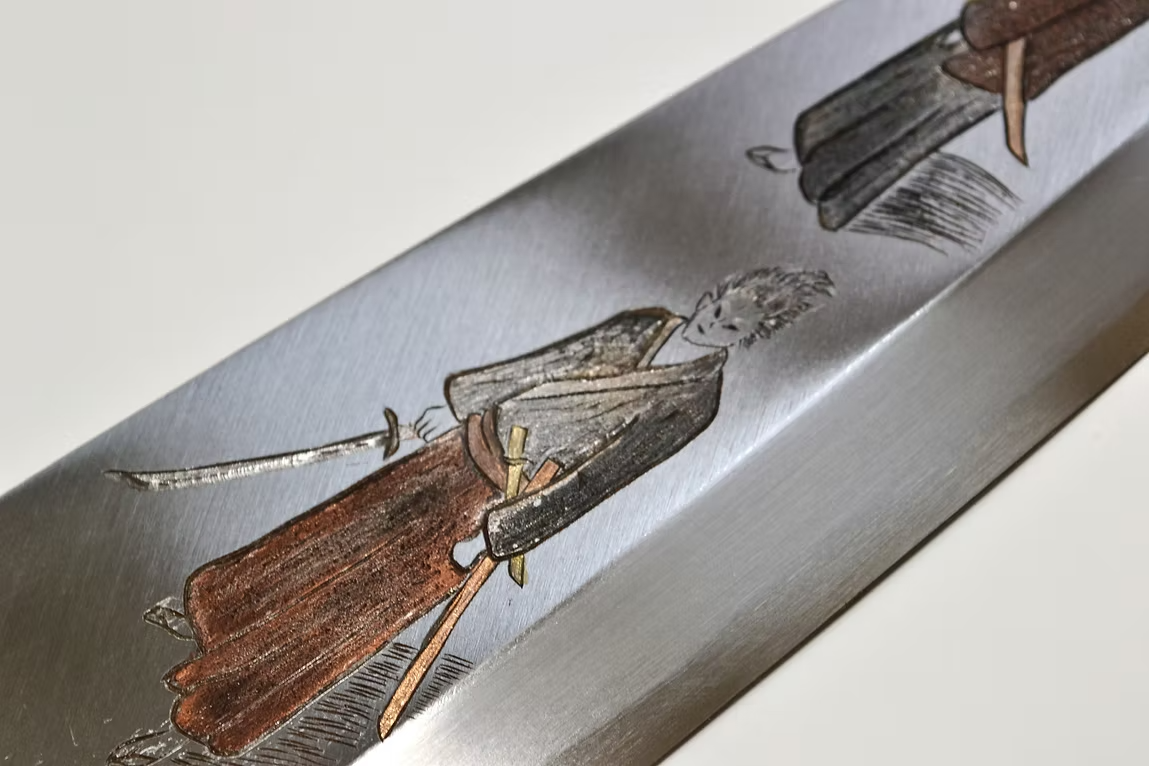 堺 孝行 窪田金属飾刻 武蔵と小次郎 白鋼 霞研 出刃包丁 240mm 朴 (口輪：水牛)柄