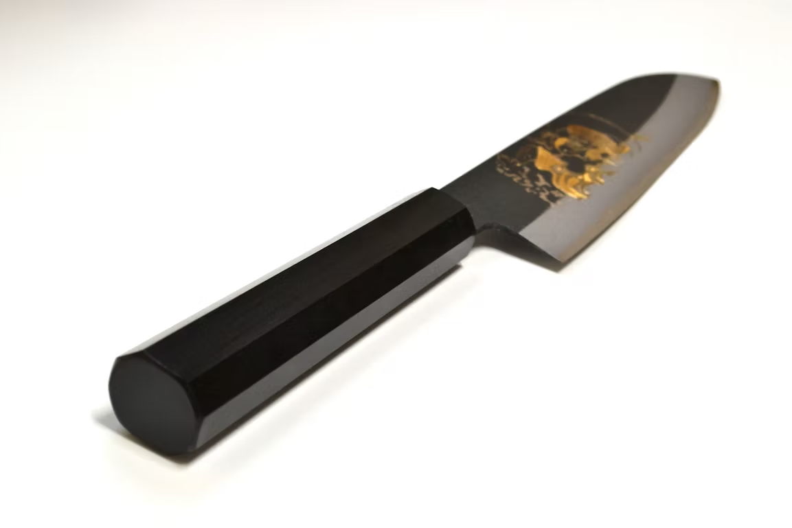 堺 孝行 窪田金彫刻 風神 白ニ鋼 黒仕上げ 三徳包丁 180mm 黒檀　(口輪：黒水牛銀輪)柄