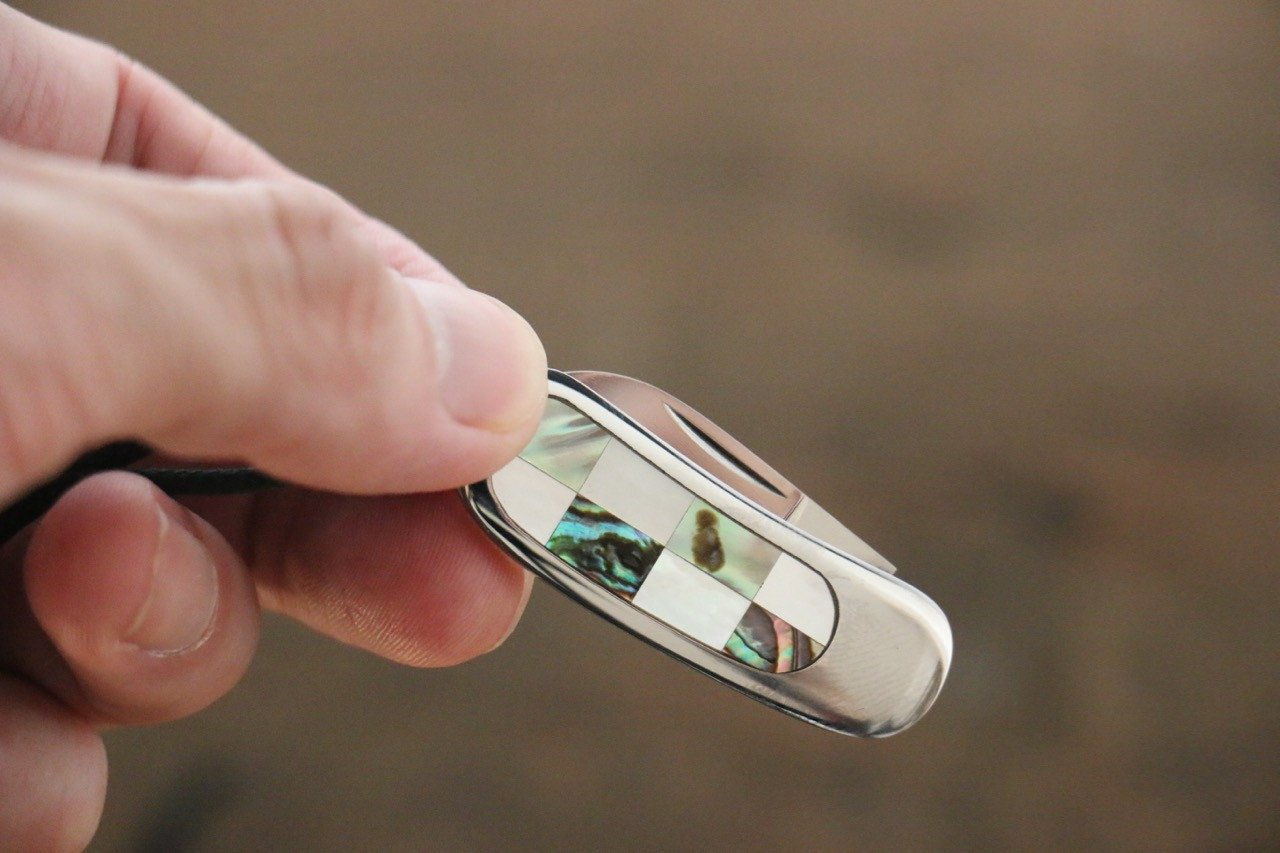 Moki Mini Pendant Pocket Knife w/ Checkered White Mother of Pearl and Abalone - 清助刃物