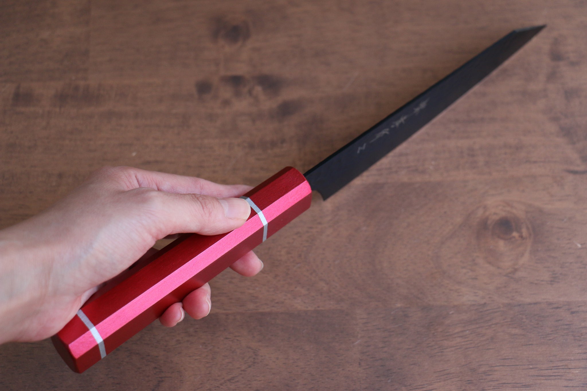 堺 孝行 黒影 V金10号 鎚目 テフロン加工 剣型三徳包丁  160mm 樫の木漆塗り(皇赤)柄 - 清助刃物