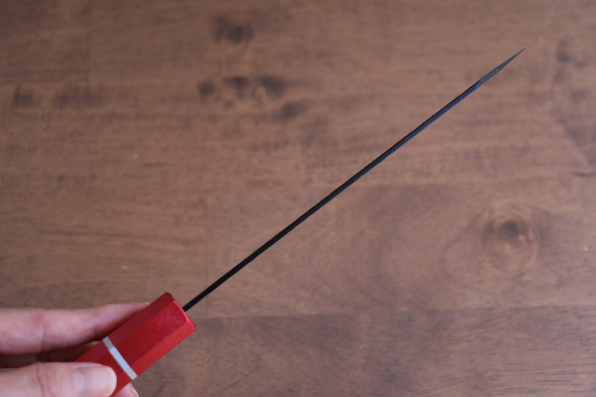 堺 孝行 黒影 V金10号 鎚目 テフロン加工 剣型三徳包丁  160mm 樫の木漆塗り(皇赤)柄 - 清助刃物