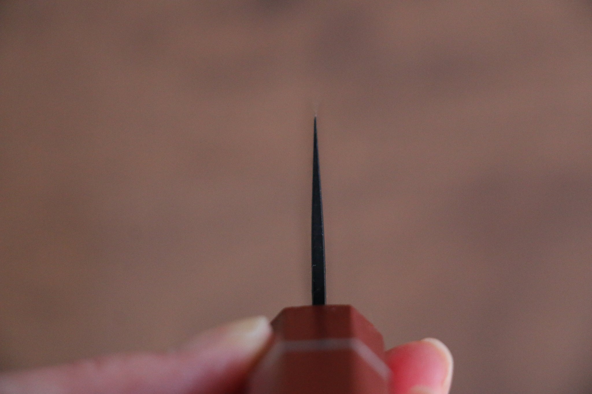 堺 孝行 黒影 V金10号 鎚目 テフロン加工 剣型三徳包丁  160mm 樫の木漆塗り(皇赤)柄 - 清助刃物