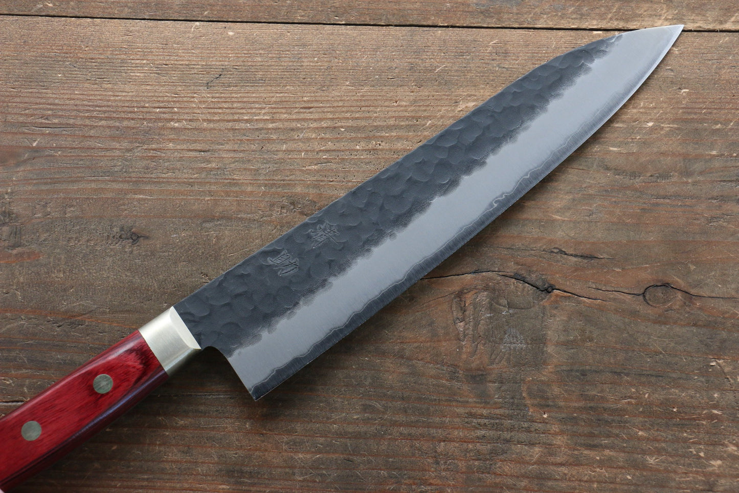 清助 黒紅 青スーパー鋼 鎚目 黒打 牛刀包丁  210mm 赤合板柄 - 清助刃物