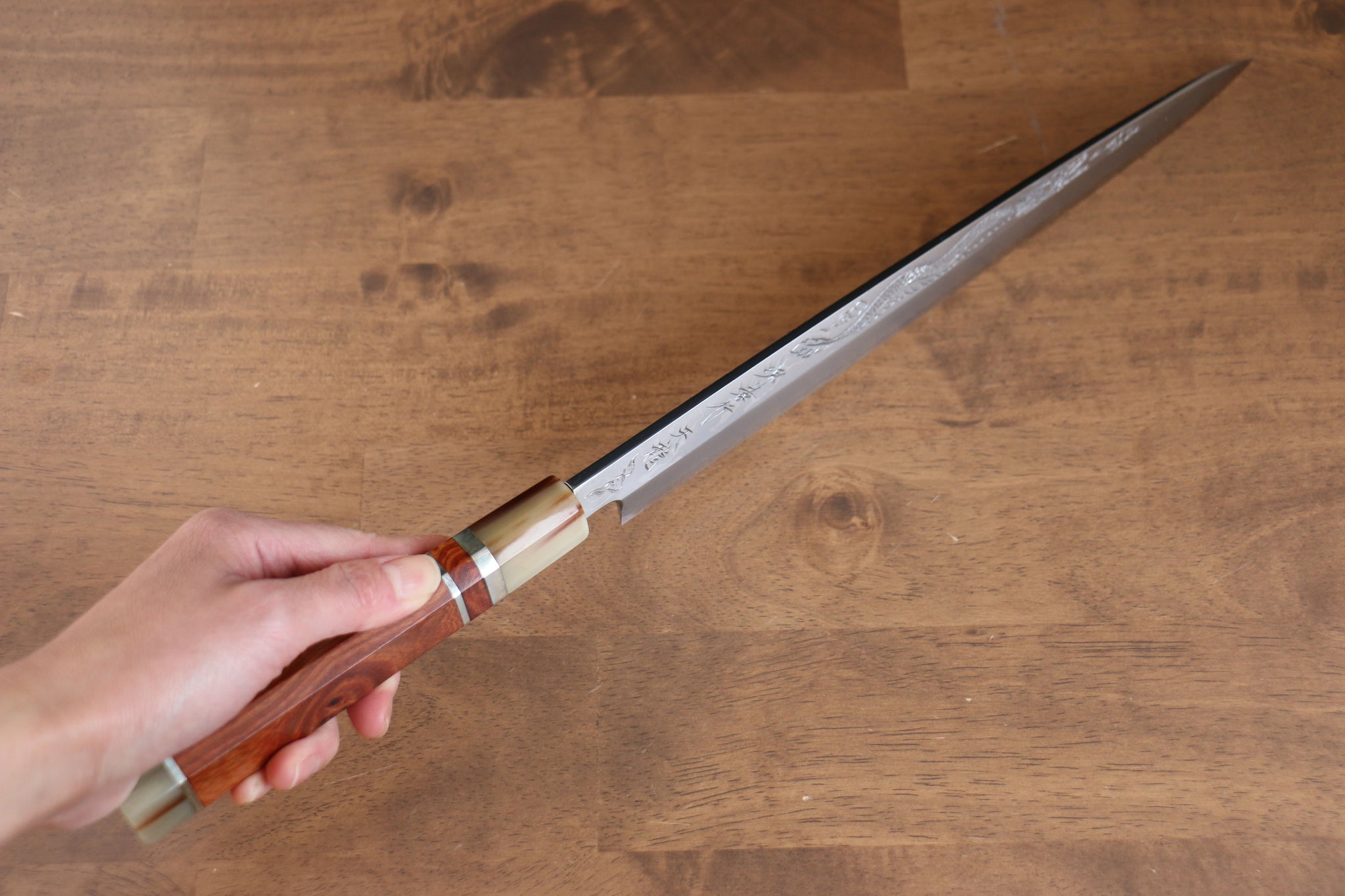 堺 孝行 天龍 うずしお 青ニ鋼 ドラゴンの彫刻入り 柳刃包丁  300mm 赤黒檀柄 鞘付き - 清助刃物