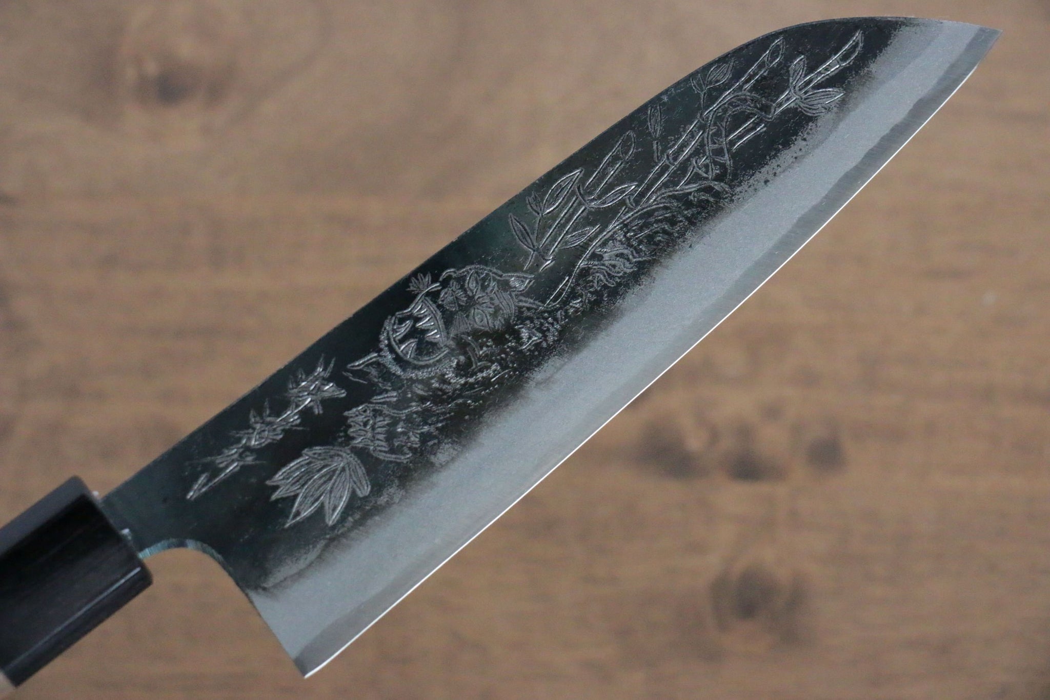 堺 孝行 青ニ鋼 黒打 虎視眈々の彫刻入り 三徳包丁  170mm ウォルナット柄 - 清助刃物