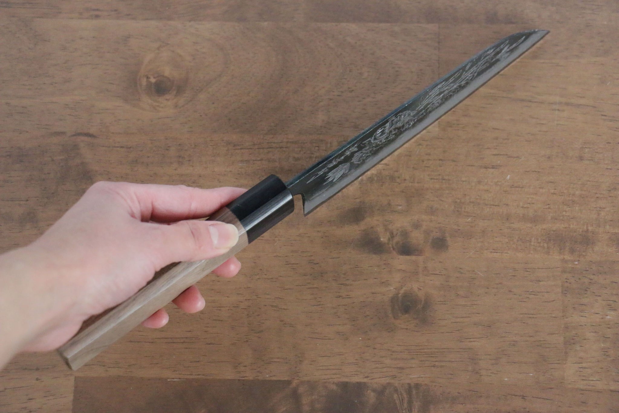 堺 孝行 青ニ鋼 黒打 虎視眈々の彫刻入り 三徳包丁  170mm ウォルナット柄 - 清助刃物