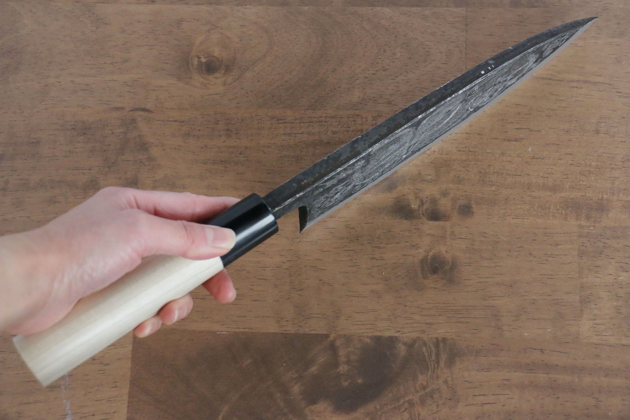 堺 孝行 白鋼 黒打 一登竜門の彫刻入り 出刃包丁  210mm 朴柄 - 清助刃物