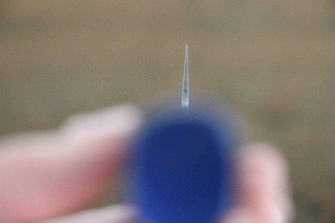 堺 孝行 AUS-10 45層 ダマスカス 鎚目 筋引包丁 240mm 青漆塗り柄  鞘付き - 清助刃物