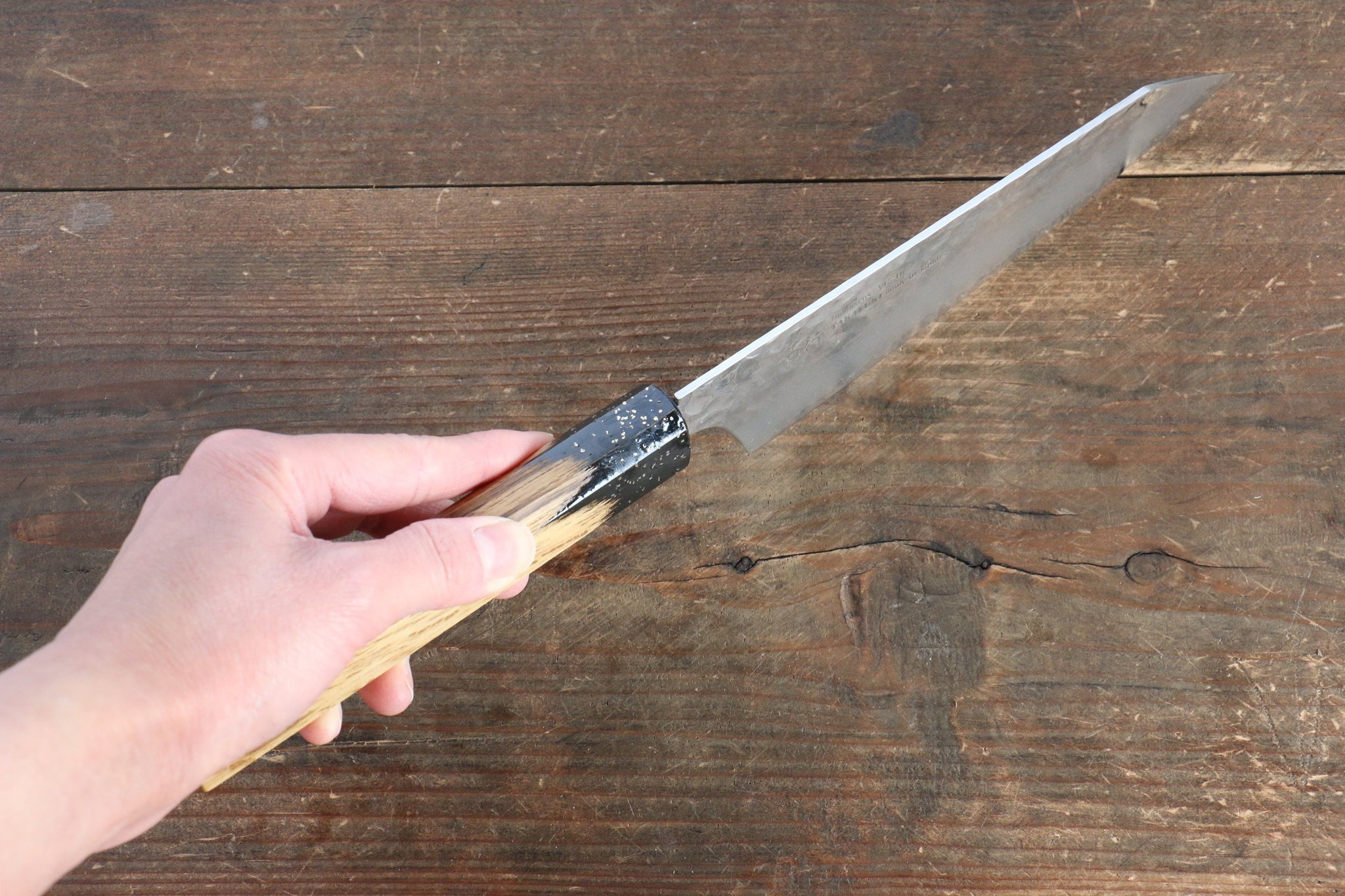 堺 孝行 V金10号 33層ダマスカス 剣型三徳包丁  160mm 樫の木漆塗り(黒伸)柄 - 清助刃物