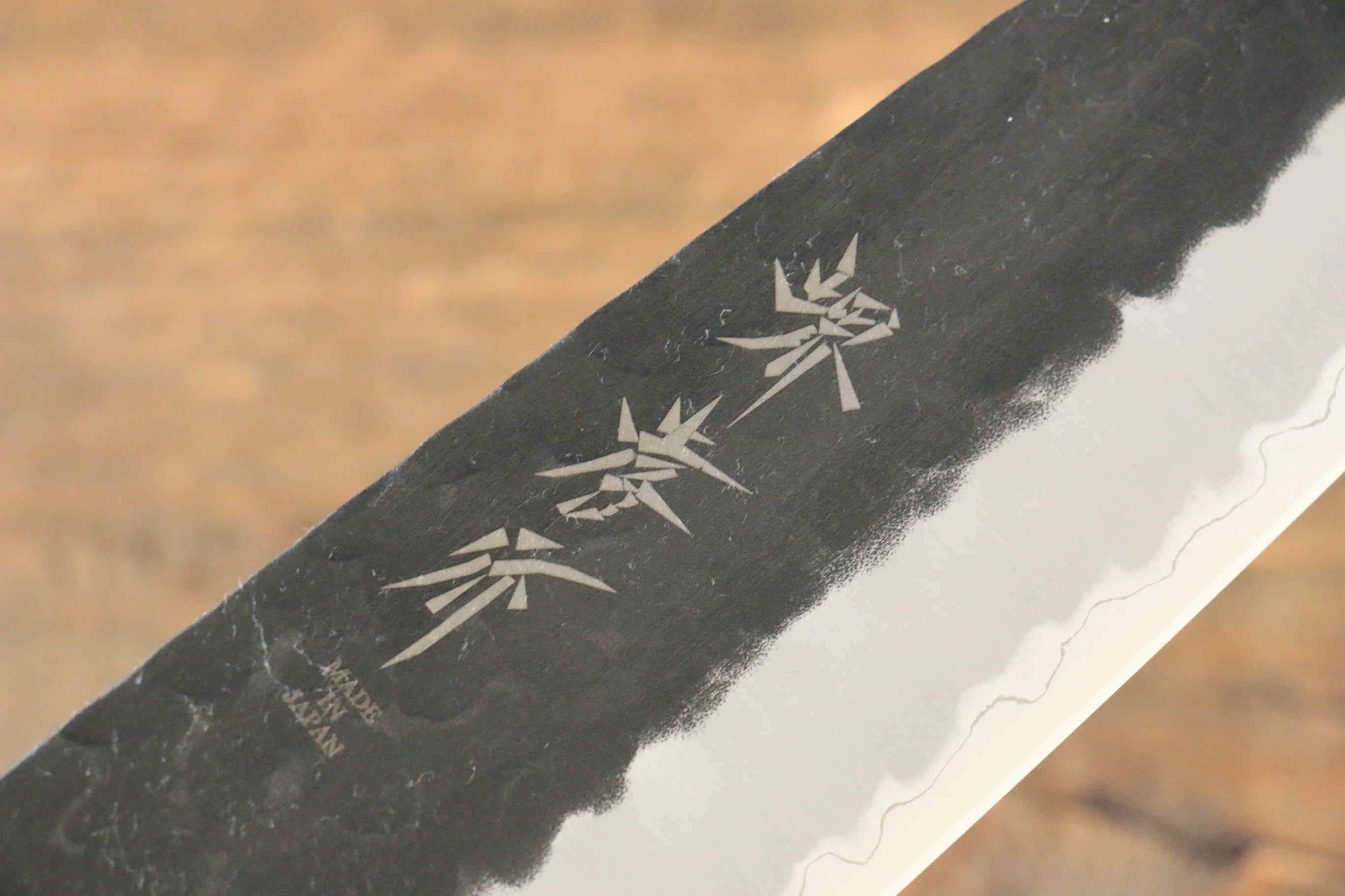 堺 孝行 青スーパー鋼 鎚目 黒仕上げ 三徳包丁  165mm ケヤキ柄 - 清助刃物