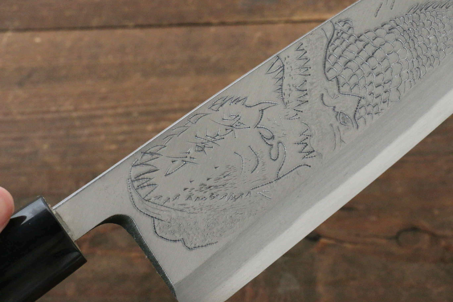 堺 孝行 霞研 白鋼 ワニの彫刻入り 出刃包丁  朴柄 - 清助刃物